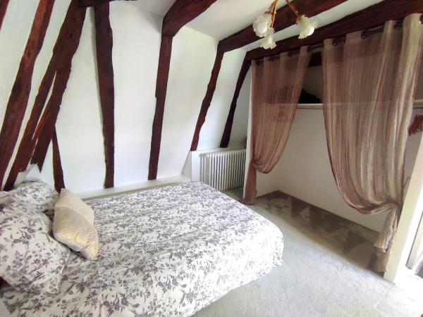 Les Charmes de Sarlat - Chambres d'Hotes : photo 8 de la chambre chambre quadruple avec salle de bains privative