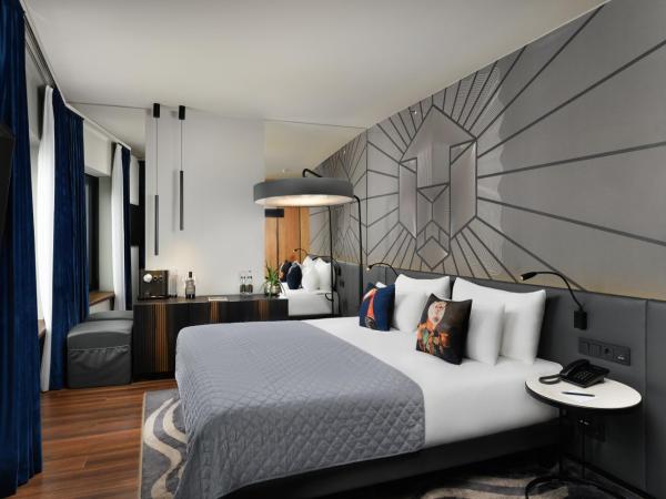 Hotel Clark Budapest - Adults Only : photo 2 de la chambre chambre double supérieure avec vue sur le danube