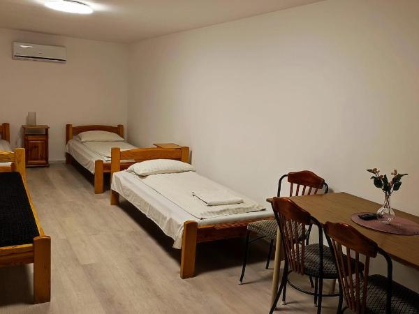 OKSZI Vendégház : photo 5 de la chambre chambre quadruple avec salle de bains