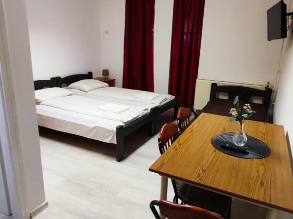 OKSZI Vendégház : photo 7 de la chambre chambre triple avec salle de bains privative