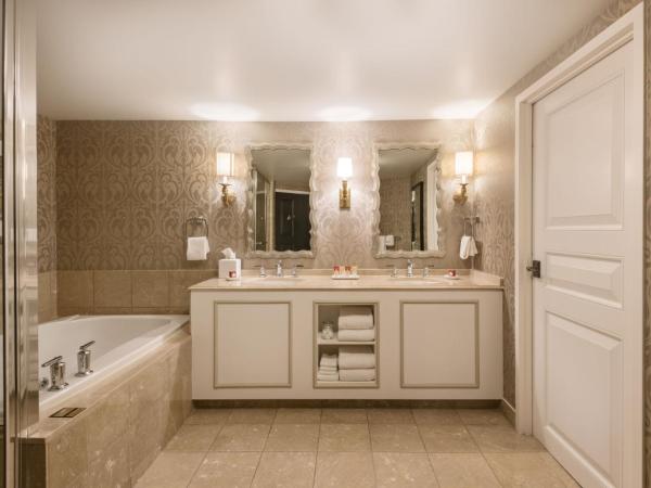 Paris Las Vegas Hotel & Casino : photo 4 de la chambre suite lit king-size bordeaux lemans