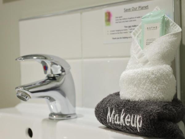 TOWER JUNCTION MOTOR LODGE - Free shuttle service to Christchurch railway station - Walking distance to Westfield mall, Addington shopping center , Cafes, Bars and Restaurants etc : photo 10 de la chambre studio