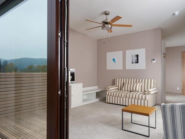 Cihelny Golf & Wellness Resort : photo 8 de la chambre suite lit queen-size avec balcon