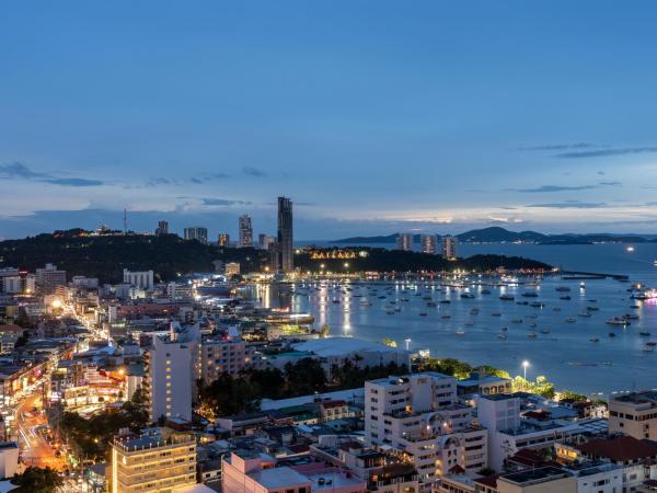 Vacaystation Edge Central Pattaya : photo 5 de la chambre chambre familiale avec baignoire