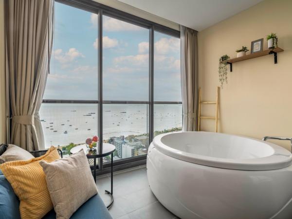 Vacaystation Edge Central Pattaya : photo 2 de la chambre chambre familiale avec baignoire