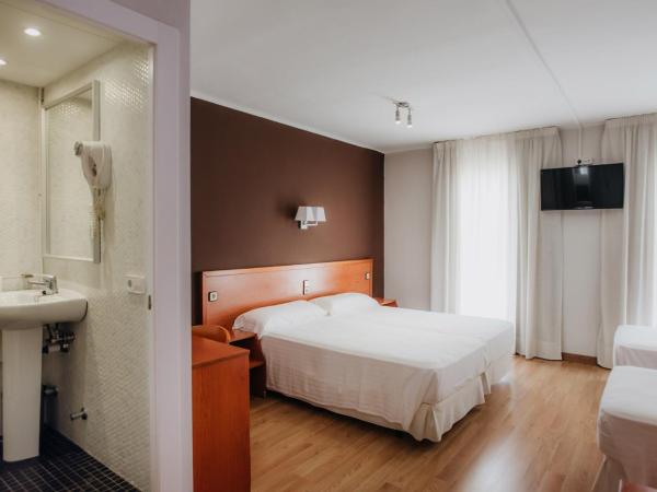 Marina Tossa : photo 3 de la chambre chambre familiale avec terrasse