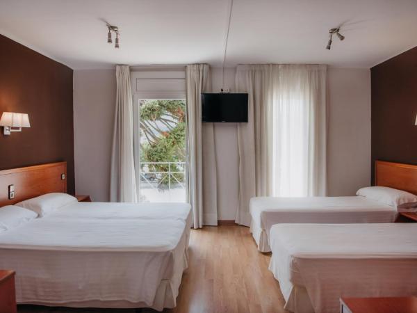 Marina Tossa : photo 2 de la chambre chambre familiale avec terrasse