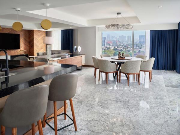 The Westin Monterrey Valle : photo 10 de la chambre suite lit king-size présidentielle avec accès au salon concierge