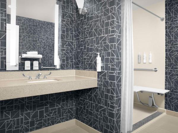 Homewood Suites Dallas Downtown : photo 8 de la chambre studio lit king-size avec douche accessible en fauteuil roulant - adapté aux personnes à mobilité réduite/malentendantes - non-fumeurs