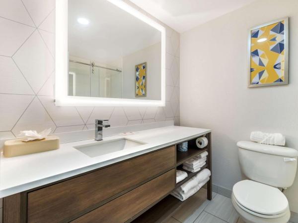 Comfort Suites Louisville Airport : photo 4 de la chambre suite lit king-size