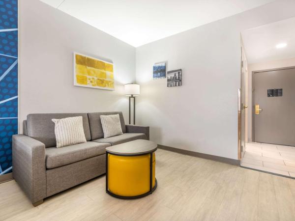 Comfort Suites Louisville Airport : photo 3 de la chambre suite lit queen-size