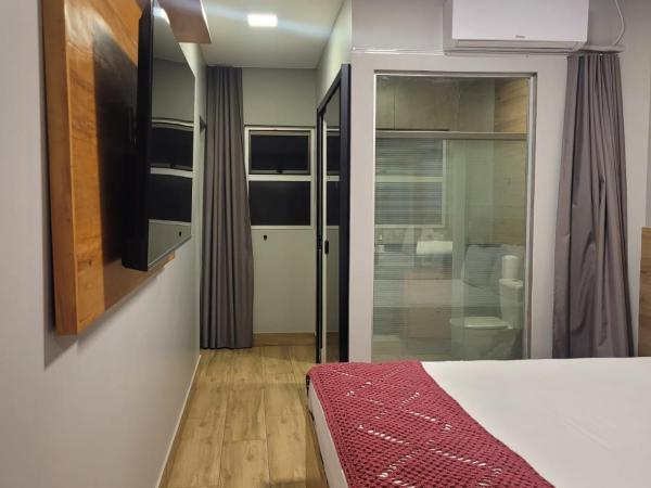 Califórnia Suítes : photo 1 de la chambre chambre lit queen-size - vue sur piscine