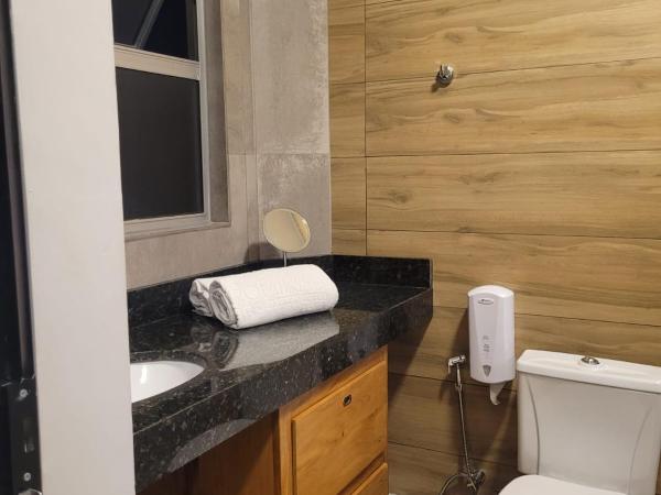 Califórnia Suítes : photo 3 de la chambre chambre lit queen-size - vue sur piscine