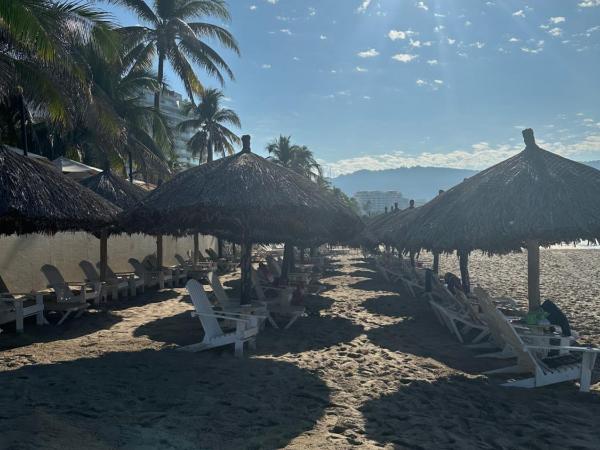 VILLA PARA 5 Personas 4 adultos y 1 Menor En HOTEL TSORO IXTAPA WIFI GRATIS : photo 1 de la chambre chambre quadruple - vue sur jardin