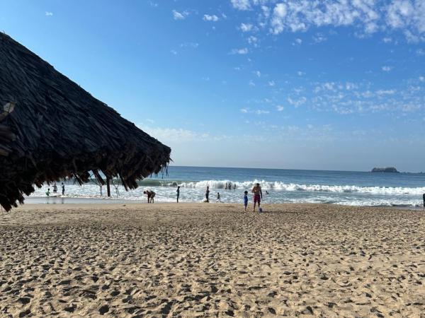 VILLA PARA 5 Personas 4 adultos y 1 Menor En HOTEL TSORO IXTAPA WIFI GRATIS : photo 3 de la chambre chambre quadruple - vue sur jardin