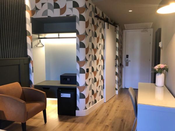 Nuria : photo 3 de la chambre chambre double ou lits jumeaux deluxe - vue sur ville 