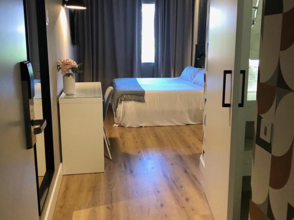 Nuria : photo 5 de la chambre chambre double ou lits jumeaux deluxe - vue sur ville 