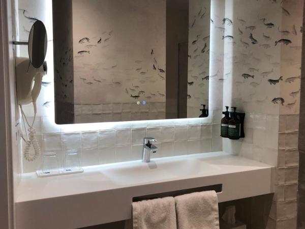 Nuria : photo 8 de la chambre chambre double ou lits jumeaux deluxe - vue sur ville 