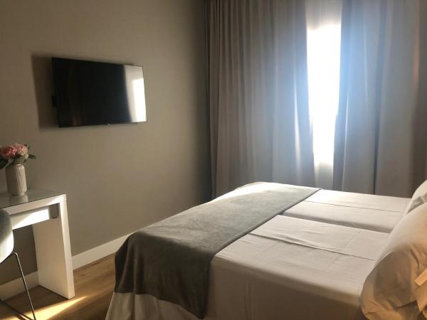 Nuria : photo 10 de la chambre chambre double ou lits jumeaux deluxe - vue sur ville 