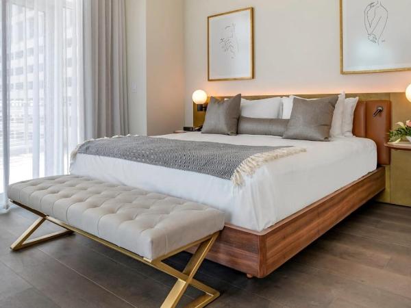 ONE11 Hotel : photo 4 de la chambre suite lit king-size avec balcon