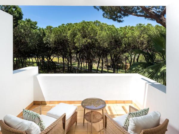 Pine Cliffs Hotel, a Luxury Collection Resort, Algarve : photo 2 de la chambre grande chambre lits jumeaux deluxe avec balcon - vue sur complexe