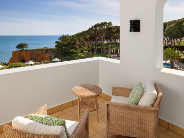 Pine Cliffs Hotel, a Luxury Collection Resort, Algarve : photo 3 de la chambre chambre lit queen-size deluxe avec balcon - vue sur océan