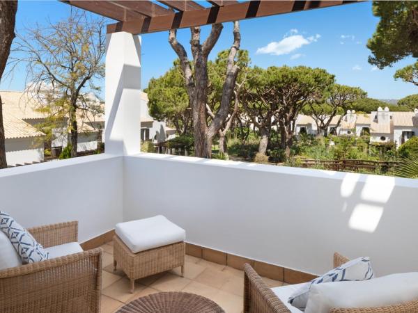 Pine Cliffs Hotel, a Luxury Collection Resort, Algarve : photo 5 de la chambre grande chambre lit queen-size deluxe - vue sur complexe 