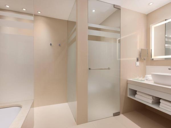 Pine Cliffs Hotel, a Luxury Collection Resort, Algarve : photo 6 de la chambre chambre lits jumeaux de luxe avec vue sur le complexe