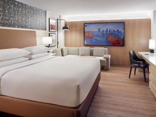 Sheraton Grand Nashville Downtown : photo 1 de la chambre chambre lit king-size avec baignoire adaptée - accessible aux personnes malentendantes et à mobilité réduite