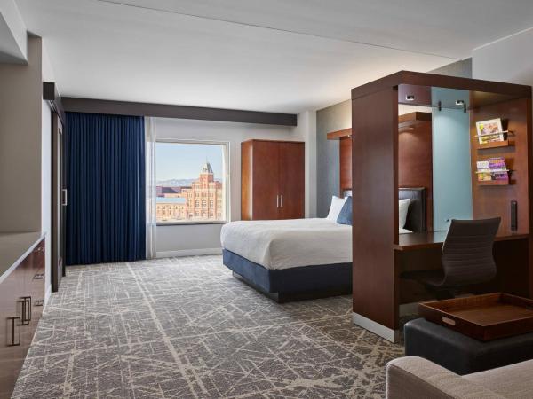 SpringHill Suites by Marriott Denver Downtown : photo 1 de la chambre studio lit king-size avec canapé-lit - vue sur montagne 