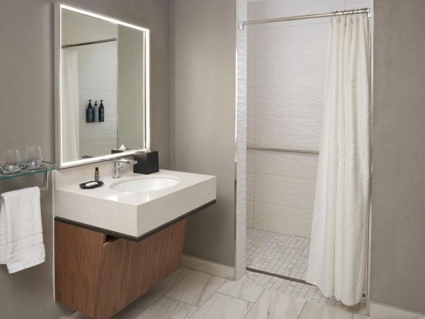 The Westin Indianapolis : photo 1 de la chambre queen room with two queen beds, mobility and hearing accessible tub