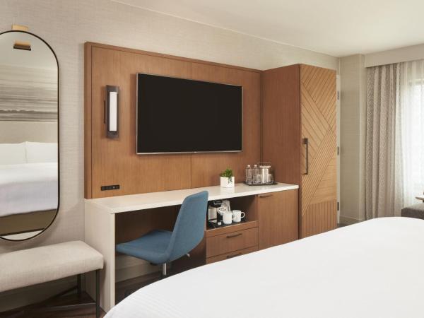 The Westin Indianapolis : photo 3 de la chambre king room with sofa bed, mobility and hearing accessible tub