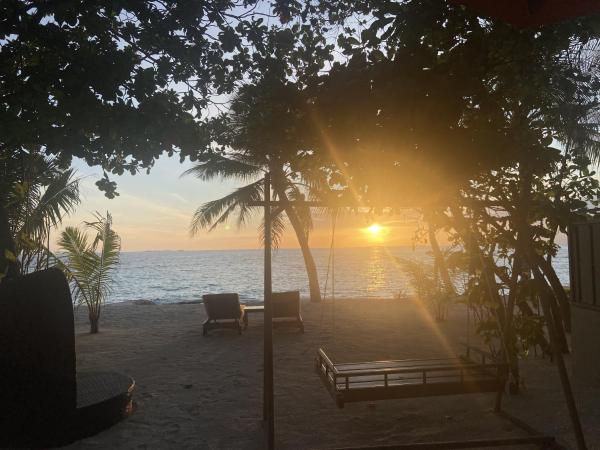 Dhawa Ihuru - with Free Transport : photo 3 de la chambre beachfront sunset villa