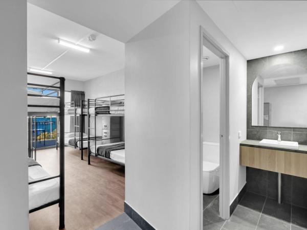 Gilligan's Hotel & Resort Cairns : photo 8 de la chambre lit simple dans dortoir mixte 6 lits avec salle de bains privative