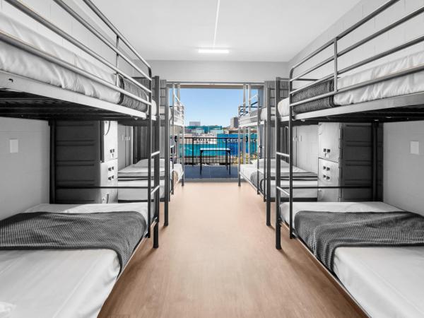 Gilligan's Hotel & Resort Cairns : photo 7 de la chambre lit simple dans dortoir mixte standard de 8 lits avec salle de bains privative