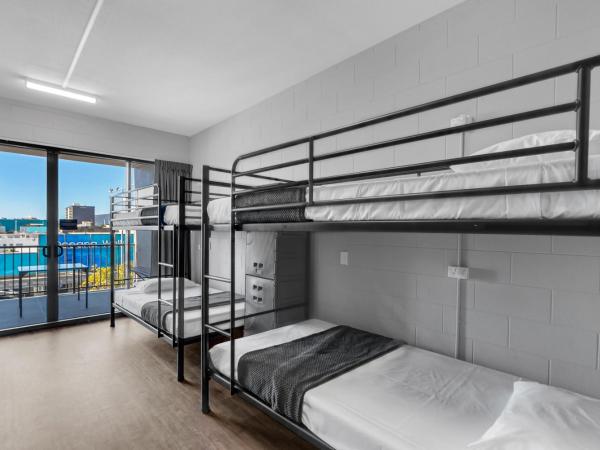 Gilligan's Hotel & Resort Cairns : photo 8 de la chambre lit simple dans dortoir mixte standard de 8 lits avec salle de bains privative