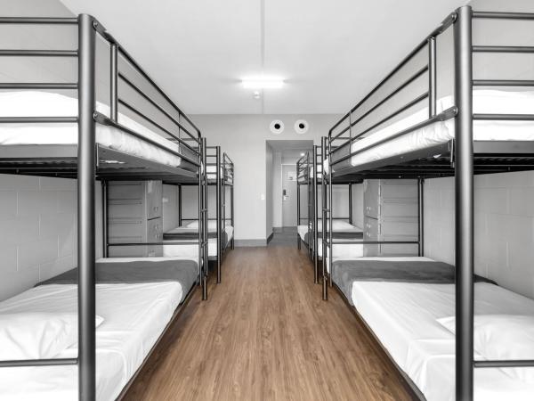 Gilligan's Hotel & Resort Cairns : photo 1 de la chambre lit simple dans un dortoir mixte de 10 lits avec salle de bains privative 