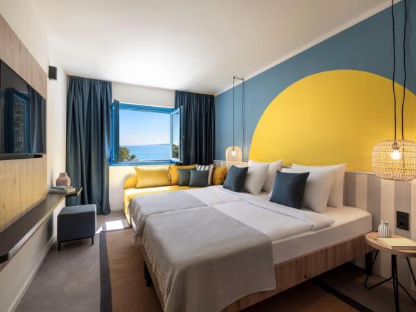 Sunny Krk by Valamar : photo 1 de la chambre chambre côté mer pour 2+1 personnes