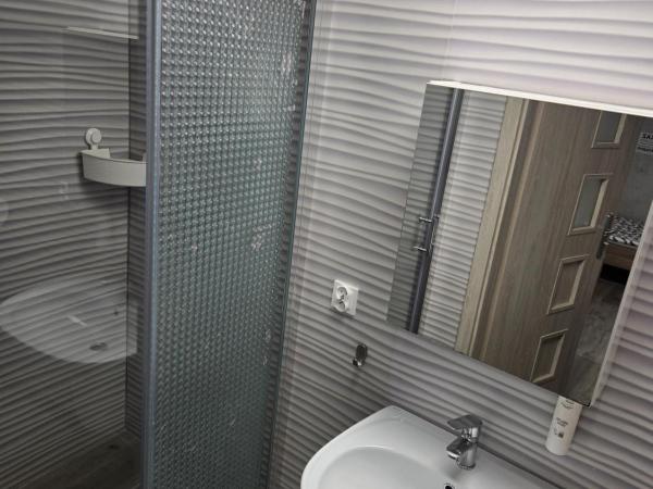 Hostel Kandulski : photo 3 de la chambre chambre triple avec salle de bains privative