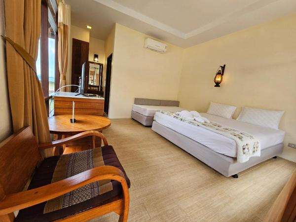 Salakphet Resort : photo 4 de la chambre hébergement supérieur avec galerie