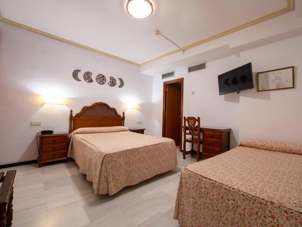 Hotel Los Omeyas : photo 2 de la chambre chambre triple