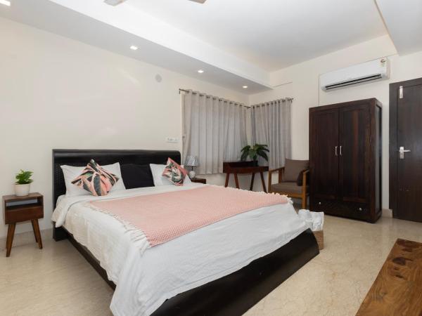 Lakeside Suites : photo 1 de la chambre chambre lit king-size avec balcon