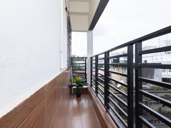 Lakeside Suites : photo 3 de la chambre chambre lit king-size avec balcon