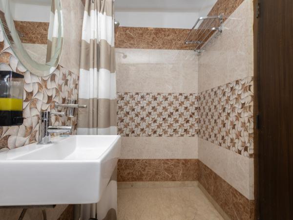 Lakeside Suites : photo 10 de la chambre chambre lit king-size avec balcon