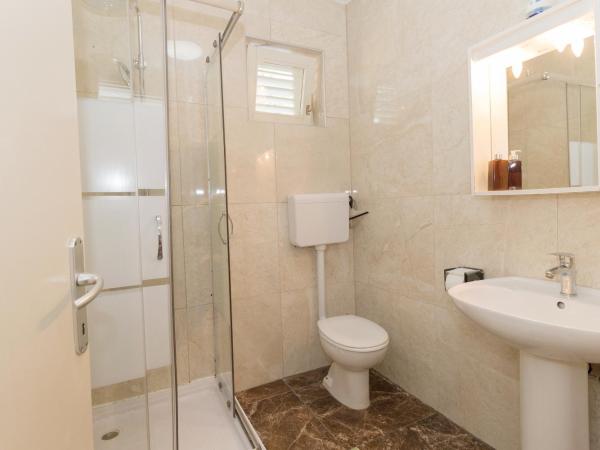 Rooms and Apartments Porto del Mar B & B : photo 9 de la chambre chambre triple avec balcon