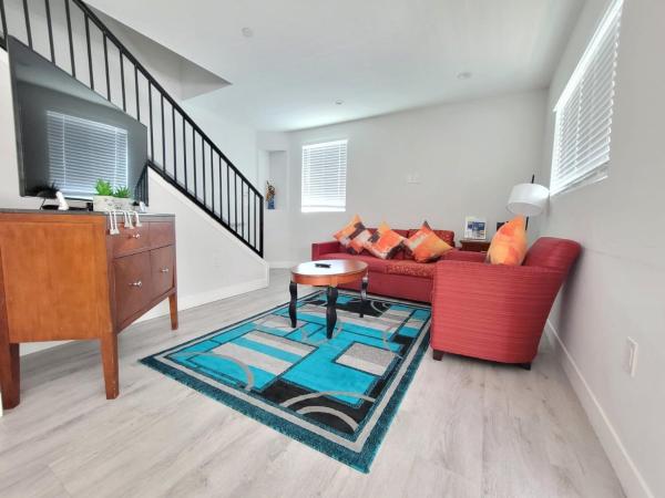 Hollywood Homes minutes to everything SPACIOUS AND FREE PARKING : photo 1 de la chambre three-bedroom deluxe townhouse at andrews