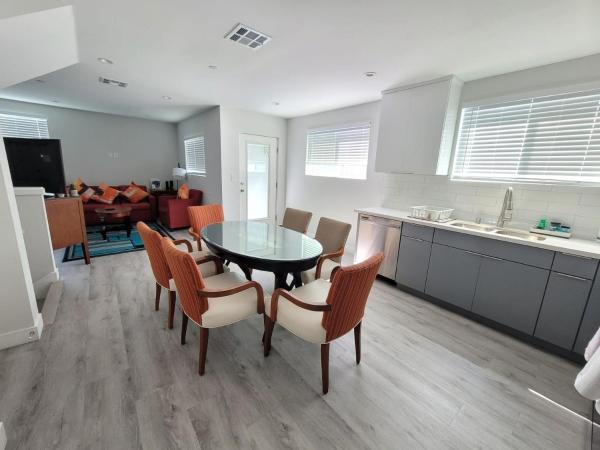 Hollywood Homes minutes to everything SPACIOUS AND FREE PARKING : photo 5 de la chambre three-bedroom deluxe townhouse at andrews