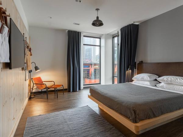 Moxy Nashville Downtown : photo 1 de la chambre grande chambre lit king-size avec douche accessible en fauteuil roulant - adaptée aux personnes à mobilité réduite