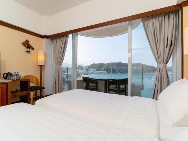 Warwick Hotel Cheung Chau : photo 3 de la chambre ocean view with balcony twin room