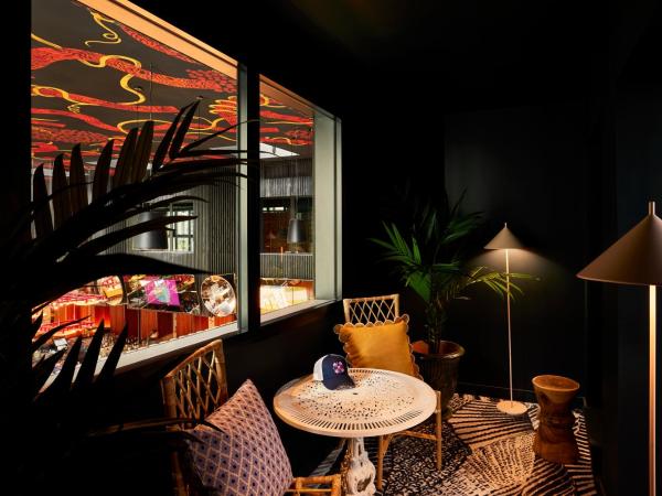 Mama Shelter Dijon : photo 4 de la chambre large mama double room with bow window